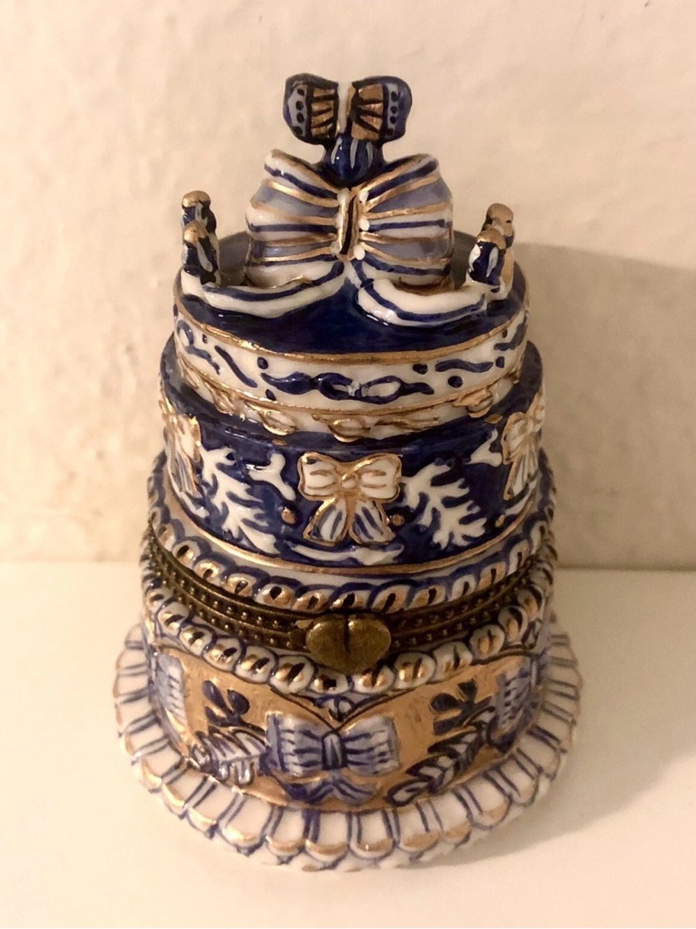 Decorative Blue and Gold Ceramic Trinket Box cake shape weeding ring